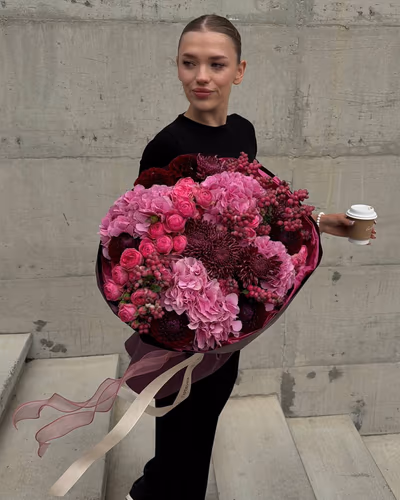 Букет з рожевої гортензії, піоноподібних троянд, бордових хризантем 